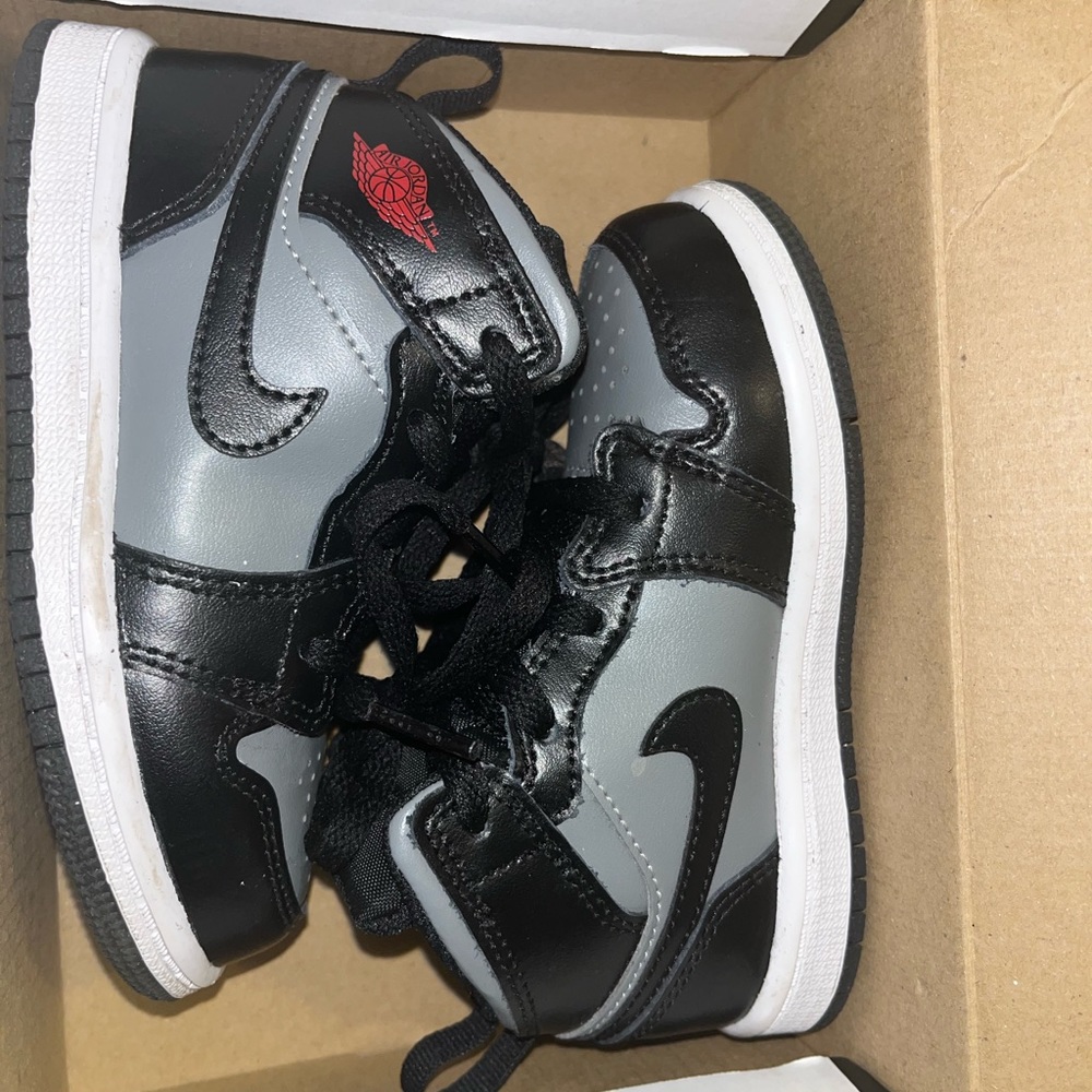 JORDAN 1 MID!